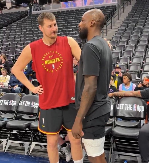 星空体育官网-夺冠老队友!约基奇和杰夫·格林赛前寒暄许久