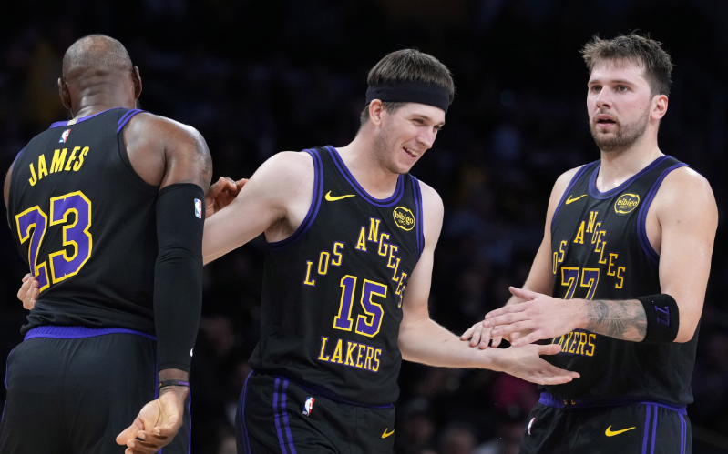 星空体育官方入口-10胜2负!里夫斯要签2.4亿美金顶薪,老詹该和湖人说再见了